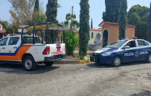 Vehu00edculo policial en cementerio de Cuernavaca (Mu00e9xico). Cru00e9dito: Secretaru00eda de Protecciu00f3n y Auxilio Ciudadano de Cuernavaca 