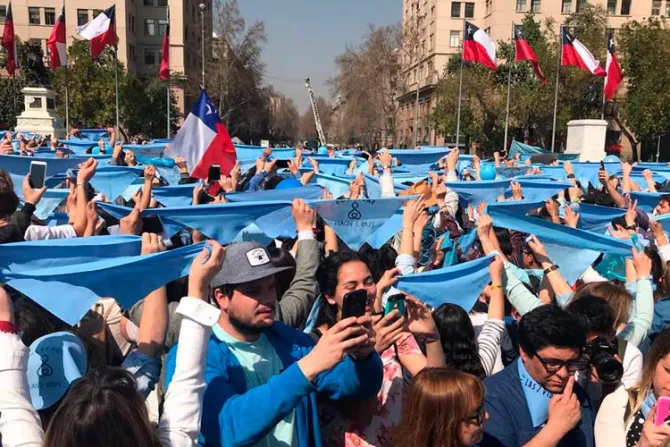Miles participan en “Pañuelazo por las 2 vidas” y le dicen no al aborto en Chile [FOTOS]