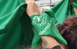 Imagen referencial / Pau00f1uelo verde caracteru00edstico de los promotores del aborto. Cru00e9dito: David Ramos / ACI Prensa. 