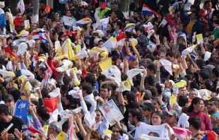 Pau00f1uelos y banderas en Misa del Papa Francisco en Santuario de Caacupu00e9. Foto: David Ramos / ACI Prensa. 