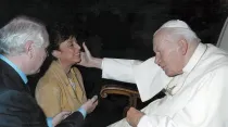 Paola Bonzi y el Papa San Juan Pablo II. Crédito: Facebook Paola Bonzi