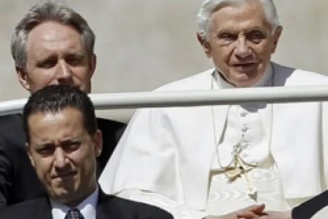 Mayordomo del Papa no está despedido sino en condición de suspensión