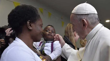 El Papa Francisco visita y da su bendición a familias sin techo en Irlanda