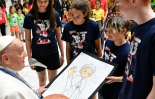 Papa Francisco con los niu00f1os del Centro de Verano en el Vaticano. Cru00e9dito: Vatican News 