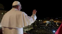 El Papa Francisco saluda a los fieles en la Plaza de San Pedro el 13 de marzo de 2013. Crédito: Vatican Media