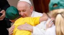 Papa Francisco abraza a uno de los participantes del "Tren de los Niños", este 4 de junio en el Vaticano. Crédirto: Vatican Media.