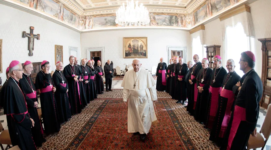 El Papa junto con los obispos franceses durante la reciente visita ad limina. Foto: Vatican Media?w=200&h=150