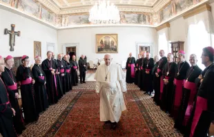 El Papa junto con los obispos franceses durante la reciente visita ad limina. Foto: Vatican Media 