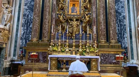 El Papa Francisco encomienda a la Virgen su viaje a África