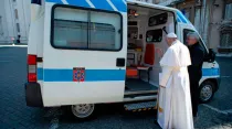 El Papa bendice la ambulancia del Vaticano en una imagen de archivo. Foto: Vatican Media