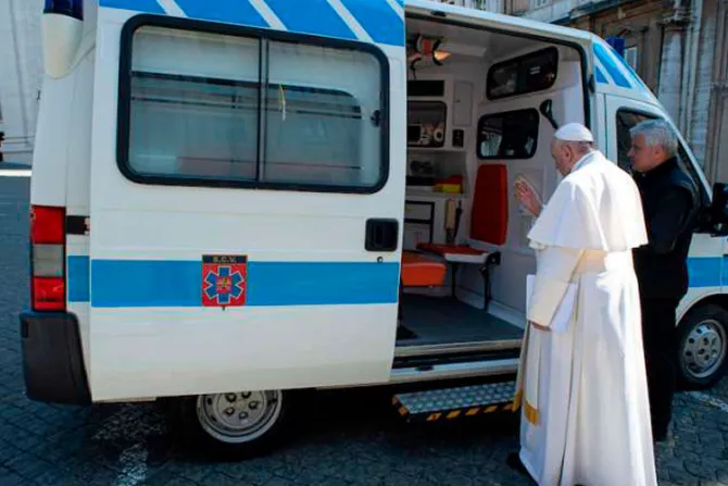 Ambulancia del Papa realiza pruebas de COVID-19 a personas sin hogar