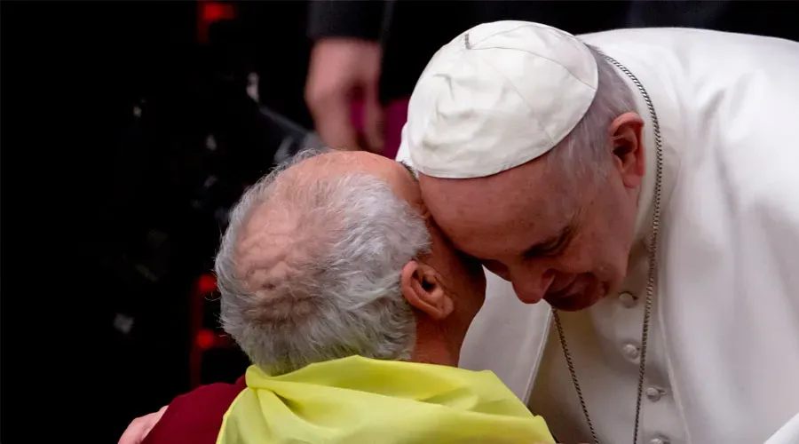 Imagen referencial. Papa Francisco con anciano. Foto: Daniel Ibáñez / ACI Prensa