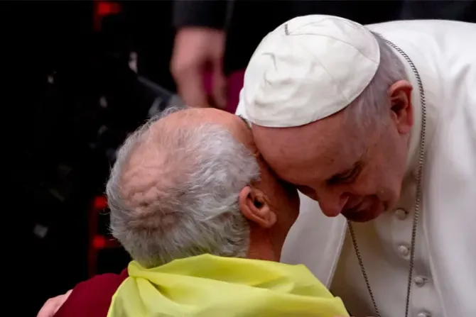 Abuelos entregan la “Cruz del peregrino” de la JMJ en la Misa con el Papa Francisco