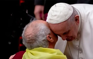 El Papa con un anciano en una imagen de archivo. Foto: Daniel Ibu00e1u00f1ez / ACI Prensa 