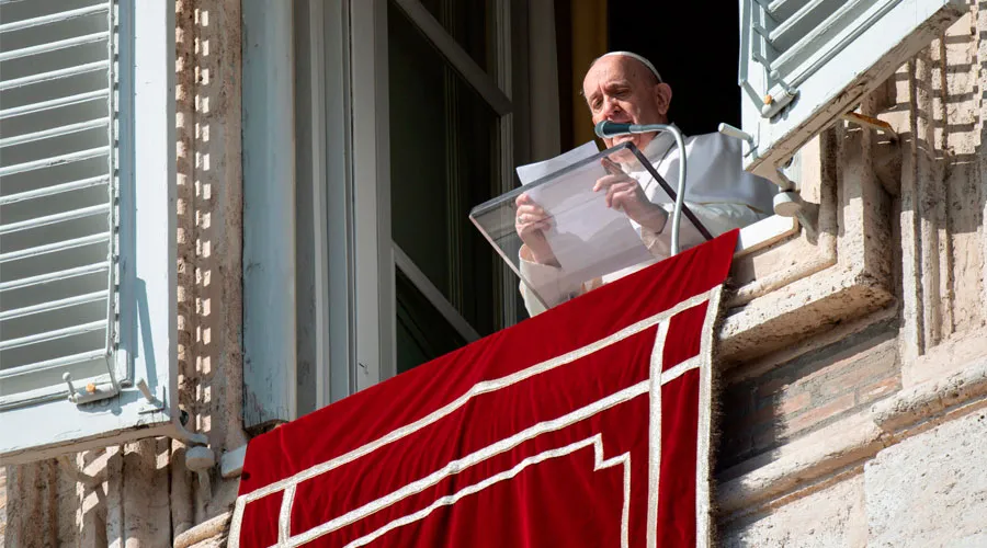 El Papa durante el rezo del Ángelus en el Vaticano. Foto: Vatican Media?w=200&h=150