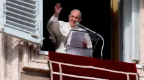 El Papa saluda a los fieles durante el rezo del Ángelus. Foto: Vatican Media