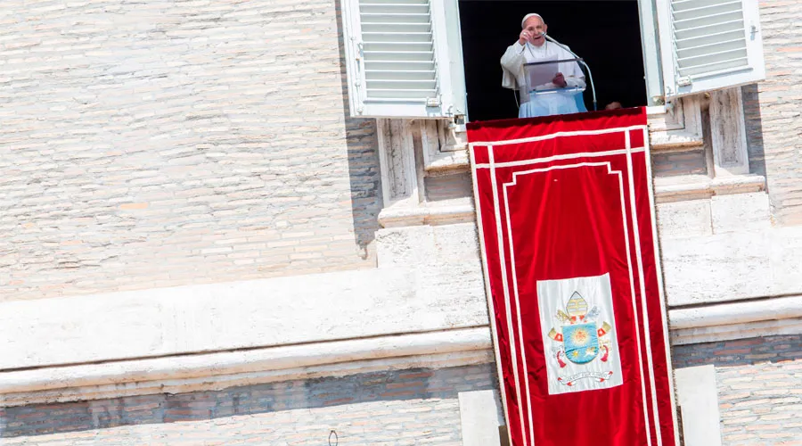 La oración cristiana tiene una dimensión universal, dice el Papa Francisco