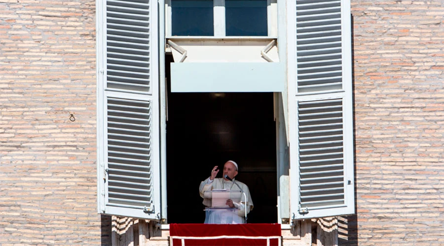 El Papa durante el rezo del Ángelus. Foto: Daniel Ibáñez / ACI Prensa?w=200&h=150