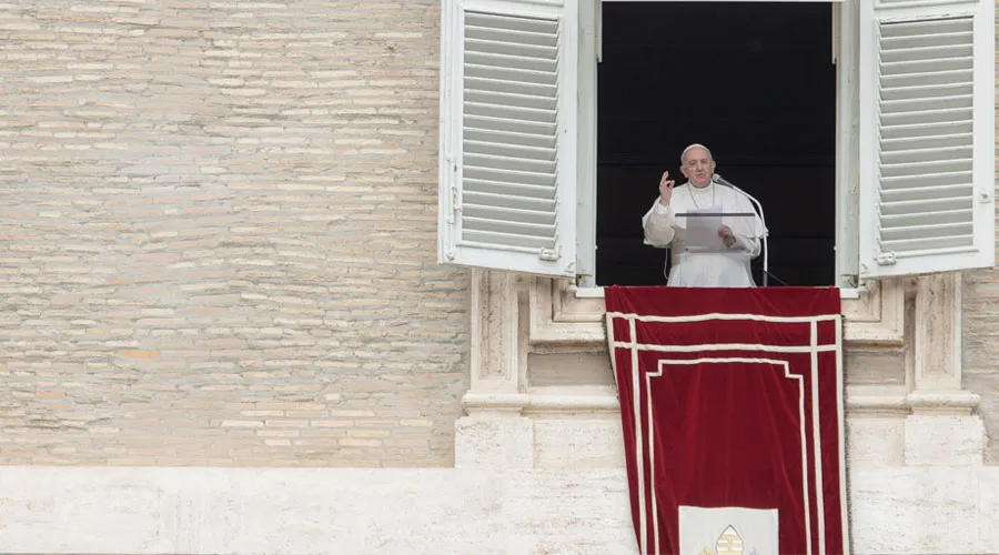 El Papa Francisco preside el Ángelus desde el Vaticano. Foto: Daniel Ibáñez / ACI Prensa