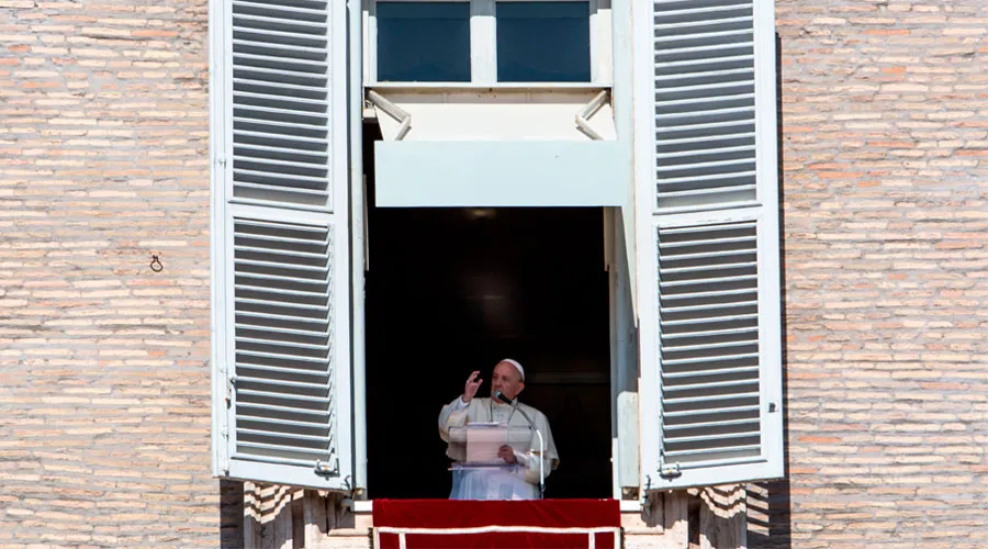 El Papa Francisco durante el rezo del Ángelus. Foto: Daniel Ibáñez / ACI Prensa?w=200&h=150
