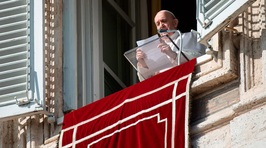 El Papa Francisco pronuncia sus condolencias durante el Ángelus. Foto: Vatican Media?w=200&h=150