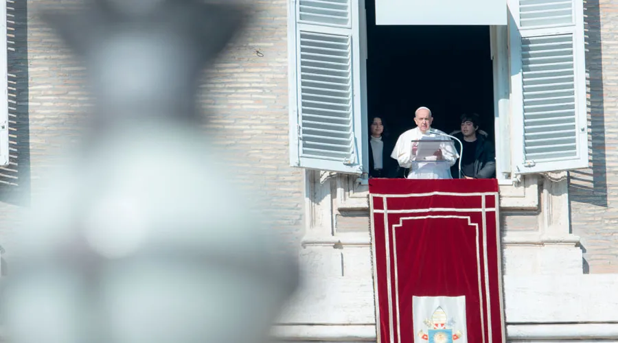 El Papa Francisco con los jóvenes de Roma durante el Ángelus. Foto: Daniel Ibáñez / ACI Prensa