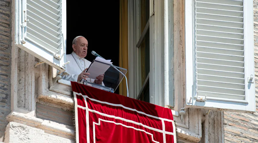 El Papa Francisco reza el Ángelus desde el Palacio Apostólico. Foto: Vatican Media?w=200&h=150