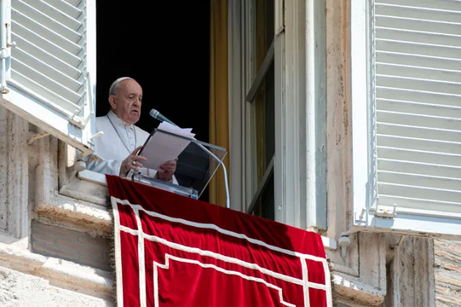 El Papa Francisco reconoce sentirse preocupado por la guerra en Libia