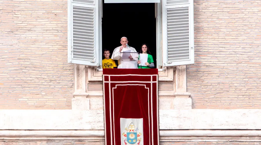 El Papa durante el rezo del Ángelus. Foto: Daniel Ibáñez / ACI Prensa?w=200&h=150