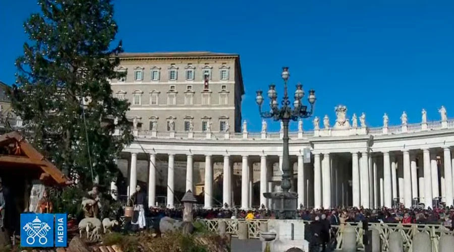 La Plaza de San Pedro durante el rezo del Ángelus este jueves. Foto: Captura de Youtube?w=200&h=150