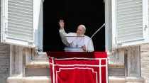 El Papa Francisco saluda a los fieles durante el rezo del Ángelus. Foto: Vatican Media