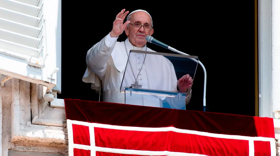 El Papa saluda a los fieles que asisten al Ángelus dominical. Foto: Vatican Media