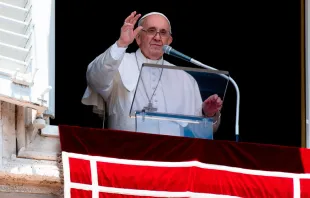 El Papa saluda a los fieles que asisten al Ángelus dominical. Foto: Vatican Media 
