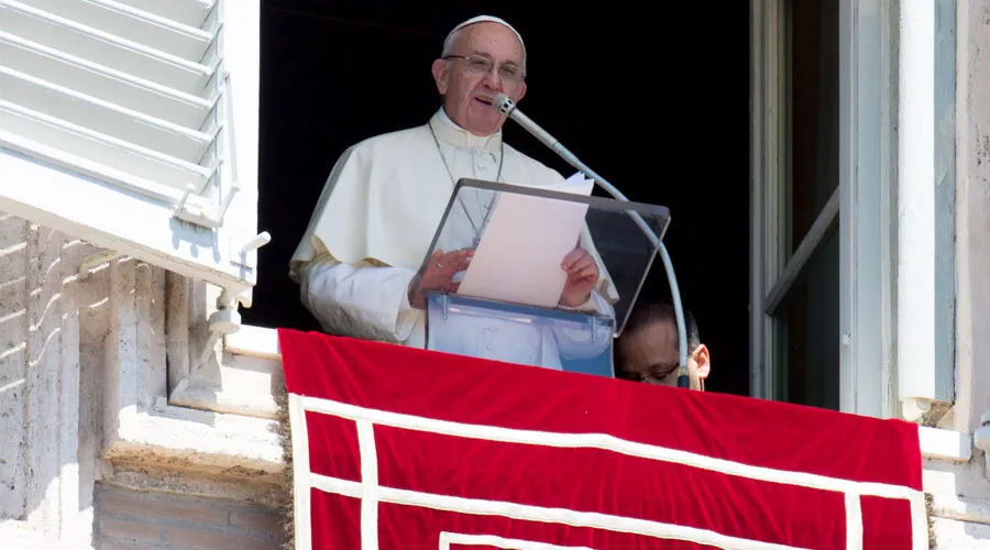 Acudir a un adivino a que lea la mano no es cristiano, afirma el Papa Francisco