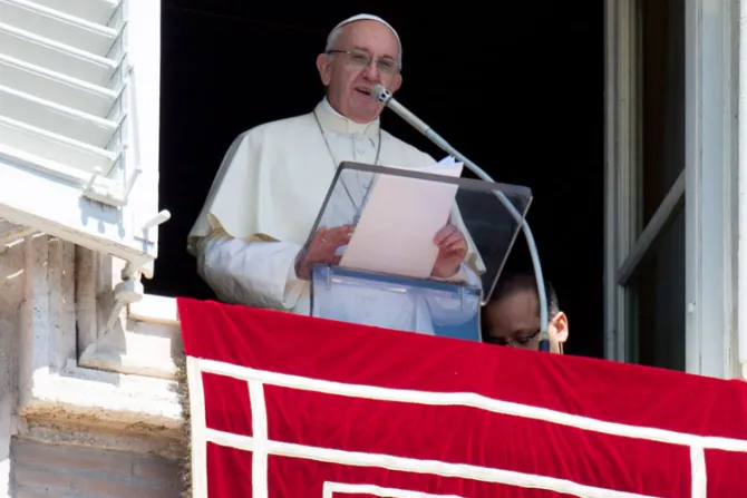 Acudir a un adivino a que lea la mano no es cristiano, afirma el Papa Francisco