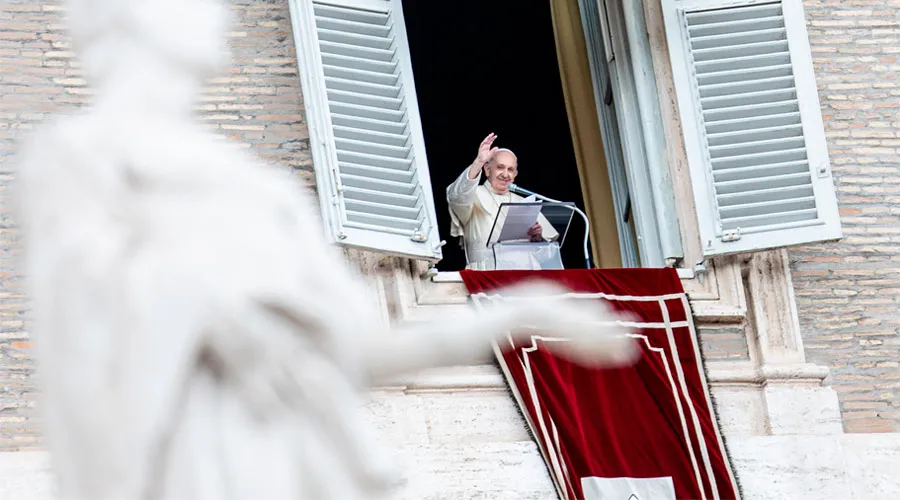 El Papa Francisco saluda a los fieles desde el Palacio Apostólico. Foto: Daniel Ibáñez / ACI Prensa?w=200&h=150