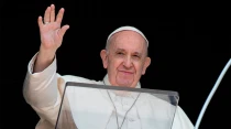 El Papa Francisco saluda a los fieles desde el Palacio Apostu00f3lico. Foto: Vatican Media