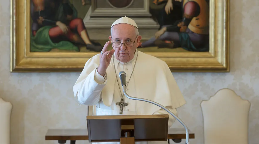 Quien muestra el signo de la Cruz debe ser coherente con el Evangelio, afirma el Papa