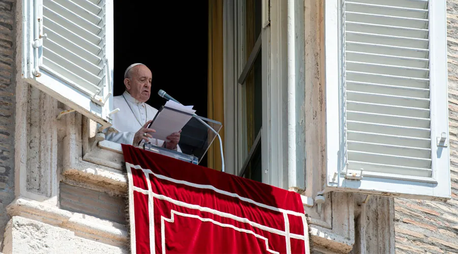 El Papa reza el Ángelus desde el Palacio Apostólico. Foto: Vatican Media