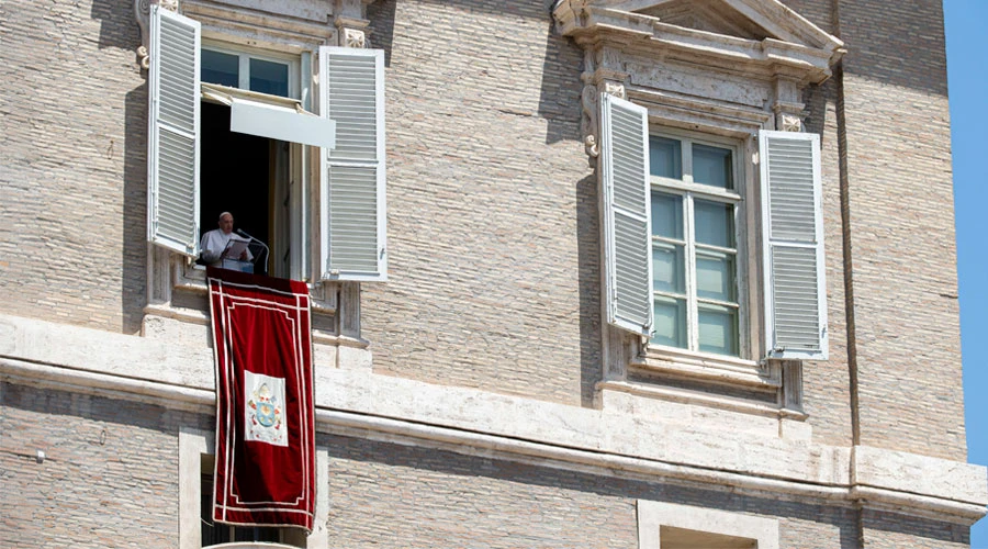 El Santo Padre dirige el rezo del Ángelus desde el Palacio Apostólico. Foto: Vatican Media?w=200&h=150