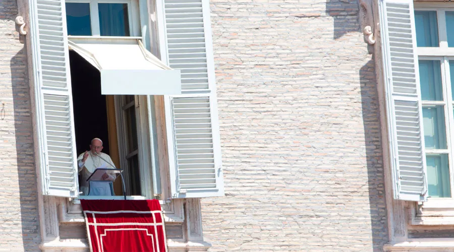 El Papa dirige el rezo del Ángelus desde el Palacio Apostólico. Foto: Daniel Ibáñez / ACI Prensa
