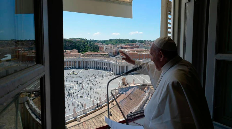 El Papa saluda a los fieles congregados en la Plaza de San Pedro. Foto: Vatican Media?w=200&h=150