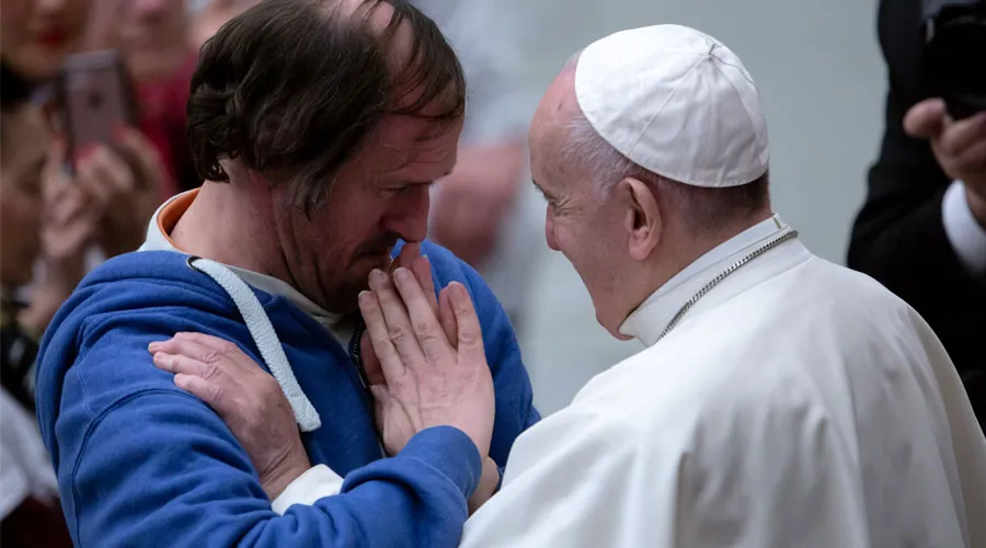 El Papa Francisco consuela a un enfermo en una imagen de archivo. Foto: Daniel Ibáñez / ACI Prensa