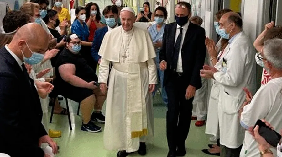 El Papa Francisco durante su estancia en el Gemelli en julio. Foto: Vatican Media