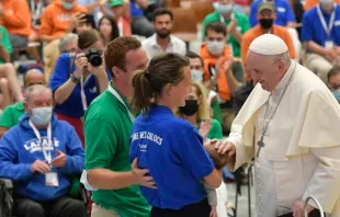 El Papa conversa con una familia de la Asociación Lázaro 