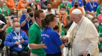 El Papa conversa con una familia de la Asociación Lázaro