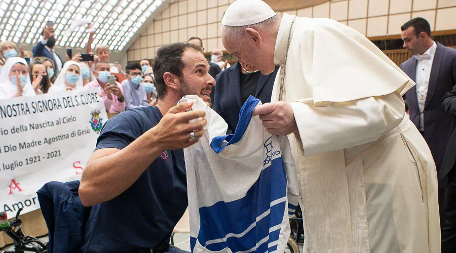 El Papa conversa con un atleta paralímpico durante una audiencia. Foto: Vatican Media