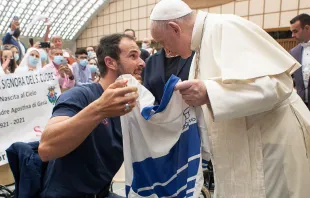 El Papa conversa con un atleta paralímpico durante una audiencia. Foto: Vatican Media 