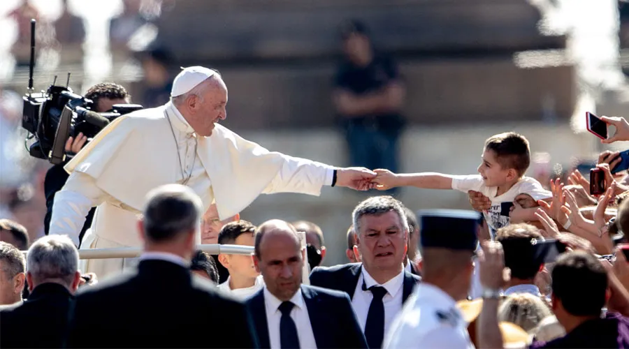 El Papa Francisco saluda a un niño en la Plaza de San Pedro. Foto: Daniel Ibáñez / ACI Prensa