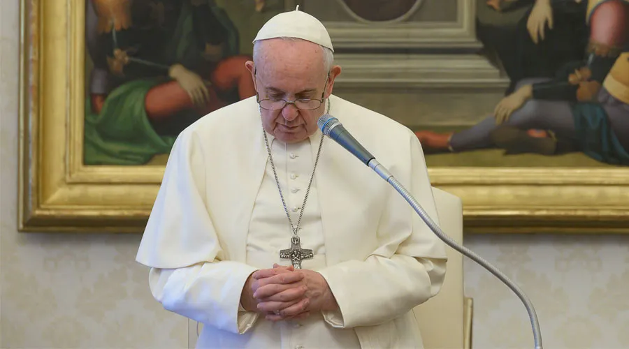 El Papa en oración. Foto: Vatican Media